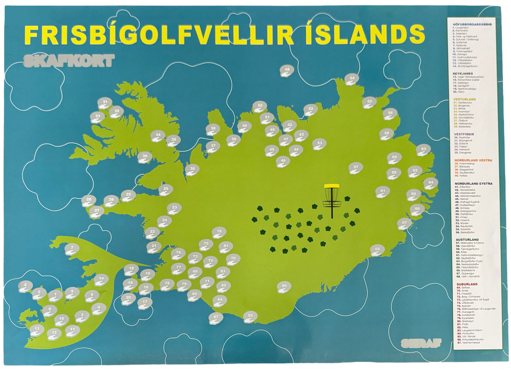 Yfirlitsmynd af Skraf skafkorti fyrir frisbígolfvelli Íslands þar sem kortið er lagt út í fullri stærð. Á kortinu sést Íslandskort með öllum merktum frisbígolfvöllum landsins, skafreitum fyrir hvern völl, lista yfir velli eftir landshlutum og mynd af frisbígolfkörfu í miðju kortsins.